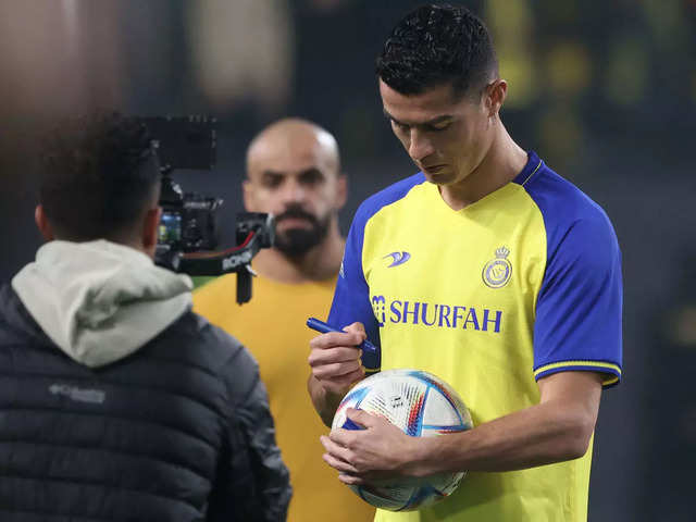 Cristiano Ronaldo receives raptuous welcome from Al Nassr fans as he's  unveiled as new signing - Football video - Eurosport