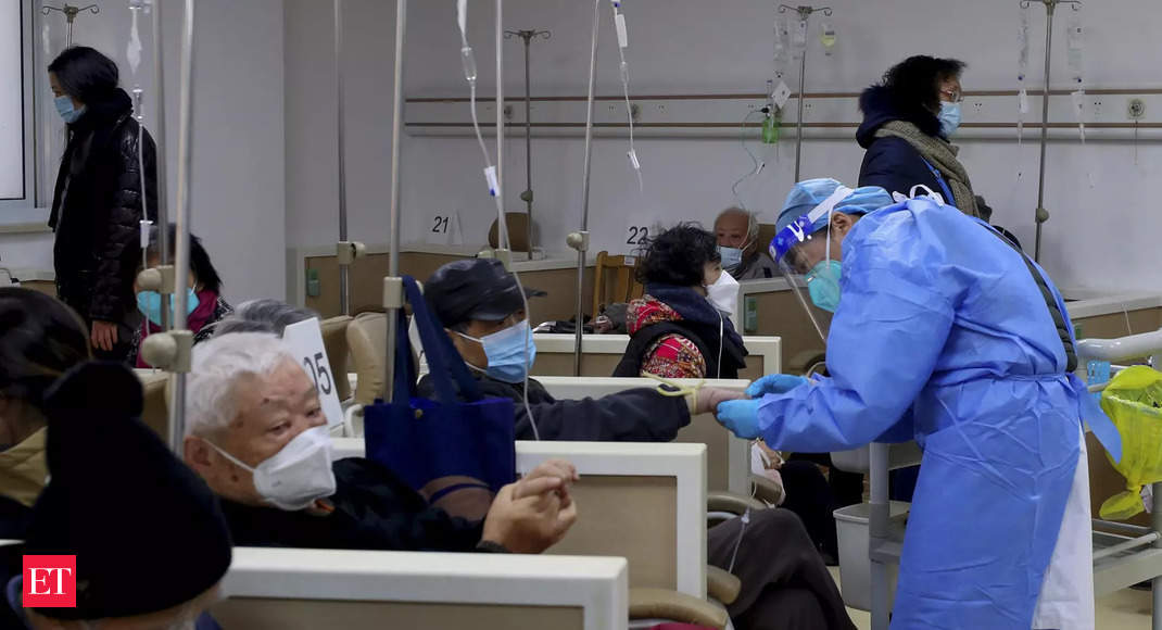 Photo of Les lits manquent dans un hôpital de Pékin alors que le COVID-19 se propage