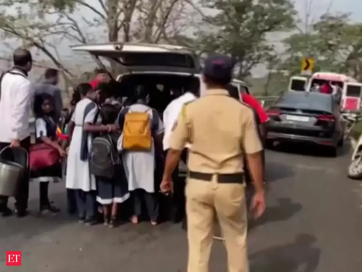 raigad: Maharashtra: School bus collides with tree after brake failure ...