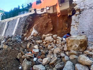 Joshimath: Landslide in the Joshimath of Chamoli district of Uttarakhand. Cracks...
