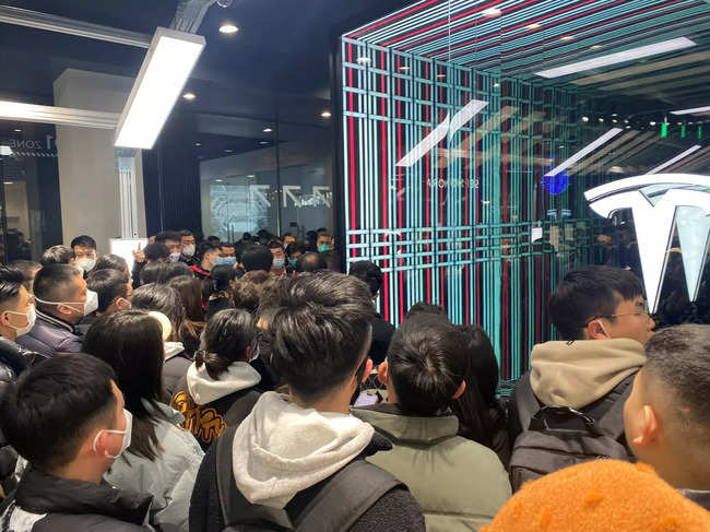 Protest at a Tesla showroom in Chengdu