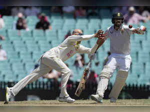 South Africa hang on to draw in 3rd test against Australia