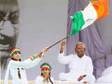 Hazare on 6th day of his fast at Ramlila Maidan