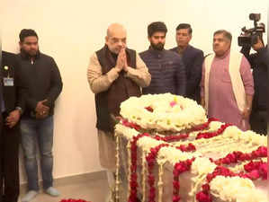 Amit Shah pays tribute to Sharad Yadav after seeing him last.
