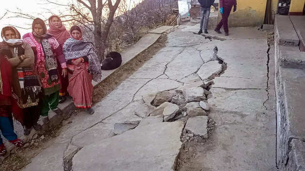 Joshimath Sinking : Houses, temple collapse in Singhdhar