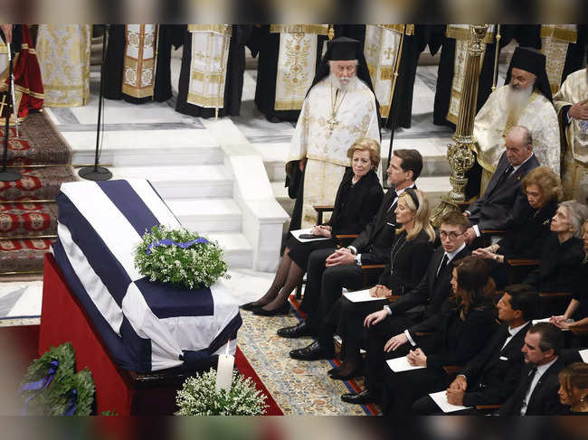 Thousands turn out to bid farewell to Greece’s former king