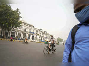 New Delhi: Commuters on a road amid heavy smog, at Connaught Place in New Delhi....