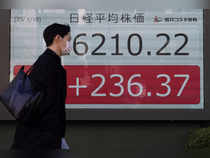 Asian stocks edge up, dollar sags as markets mull Fed risks