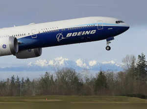 Boeing loses $663 million in 4Q despite higher revenue