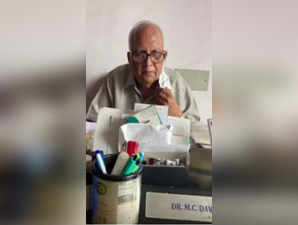 Padma Shri awardee doctor MC Dawar treats patients for Just Rs 20 in Madhya Pradesh