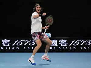 Australian Open: Tsitsipas overcomes Sinner to reach quarterfinals