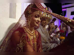 Pakistani groom woos bride with heartfelt performance on 'Chand Sifarish' in viral video