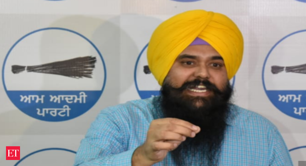 AAP leader Kang accuses ex-MLAs of Cong, SAD of not returning 'MLA stickers'