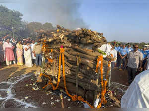 Belagavi: Last rites of Wing Commander Hanumanth Rao Sarathi at Belagavi, Sunday...