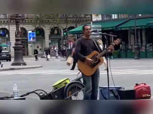 Paris Street performer sings Lata Mangeshkar's 'Ajeeb Dastan'; Watch Viral Video here
