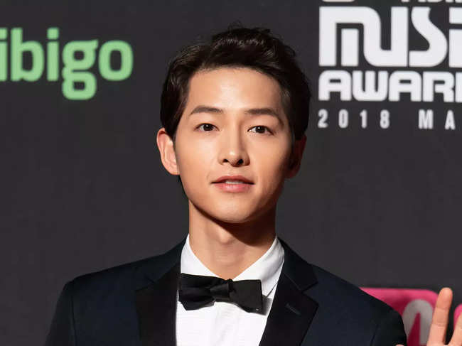 Song Joong-ki confirmed his relationship with Katy Louise Saunders in December through his agency HighZium Studio.