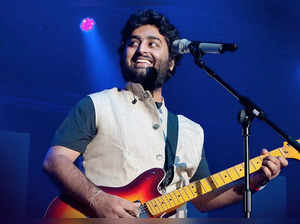 Arijit Singh mesmerises audience at his Pune concert with his version of “Jhoome Jo Pathaan”