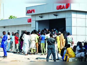 Chaotic Cash Shortage Forces Nigerians to Wait Hours for $43