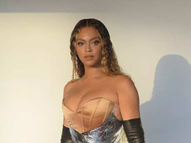 ​For Grammys, Beyonce donned a metallic Gucci corset gown and elbow-length black leather gloves.​