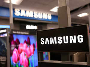 Samsung sees record pre-orders for flagship devices