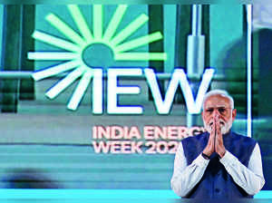 Modi Invites Global Cos to Invest in Fossil Fuel, Green Energy Industries