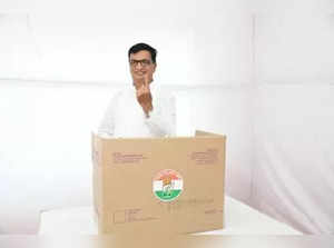 Mumbai : Maharashtra Pradesh Congress Committee president Balasaheb Thorat cast his vote for the party's presidential election, in Mumbai on Monday, October 17, 2022. (Photo:IANS/Twitter)
