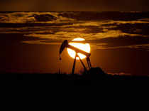 Oil dips but heads for weekly gain despite U.S. downturn fears