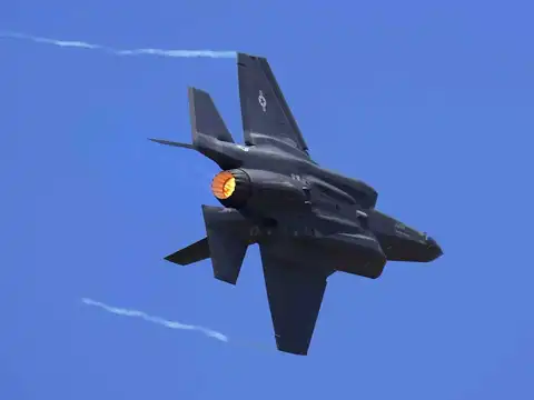  F-35 performs