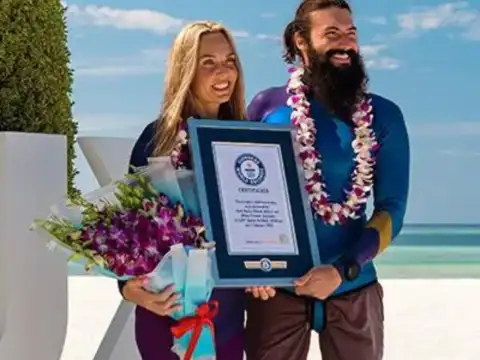 Couple kisses under water on Valentine's Day, sets Guinness World Record -  Longest kiss, but with a twist | The Economic Times