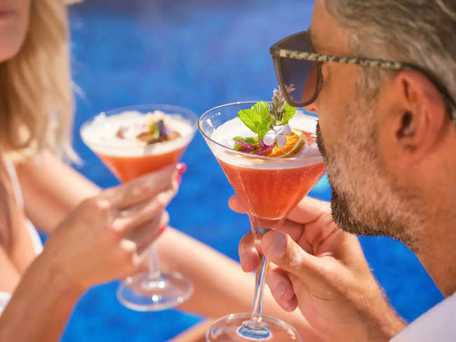 cocktails-couples_iStock