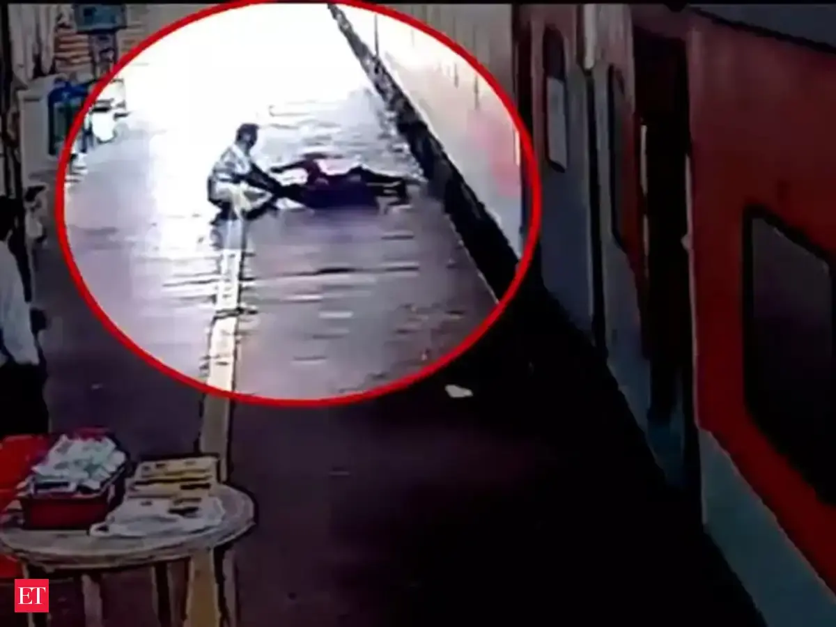 Railway Protection Force: Watch: RPF Jawan saves life of woman who fell ...