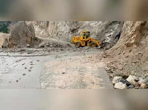 Landslide damages 9 houses on Srinagar-Leh highway