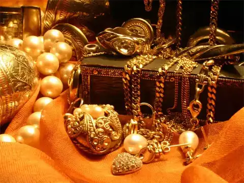 Kalyan Jewellers: Buy at CMP Rs 118.65 | Target: Rs 130 | Stop Loss: Rs 113