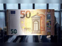Euro struggles, but robust services data stems losses