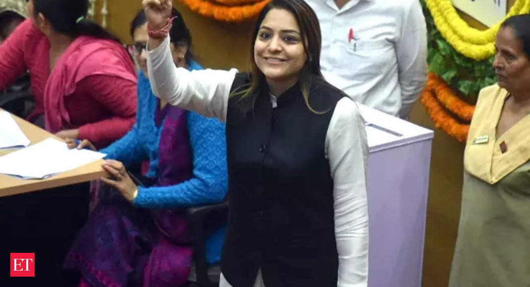 shelly oberoi mayor: Delhi Mayor Election: AAP's Shelly Oberoi wins the poll with 150 votes, defeats BJP's Rekha Gupta - The Economic Times Video | ET Now