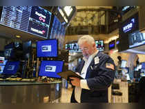 Wall St finishes topsy-turvy day higher, S&P snaps losing run