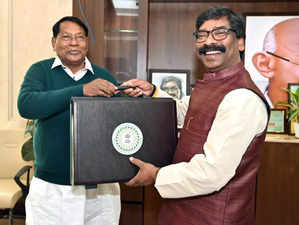 Ranchi: Jharkhand Finance Minister Dr. Rameshwar Oraon presents a copy of budget to Jharkhand Chief Minister Hemant Soren for the financial year 2023-2024 at Jharkhand assembly in Ranchi on Friday, March 03, 2023. (Photo: Twitter)