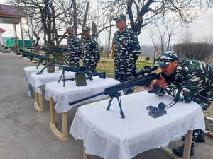 **EDS: TO GO WITH STORY** Srinagar: CRPF personnel with their new weapons for ef...