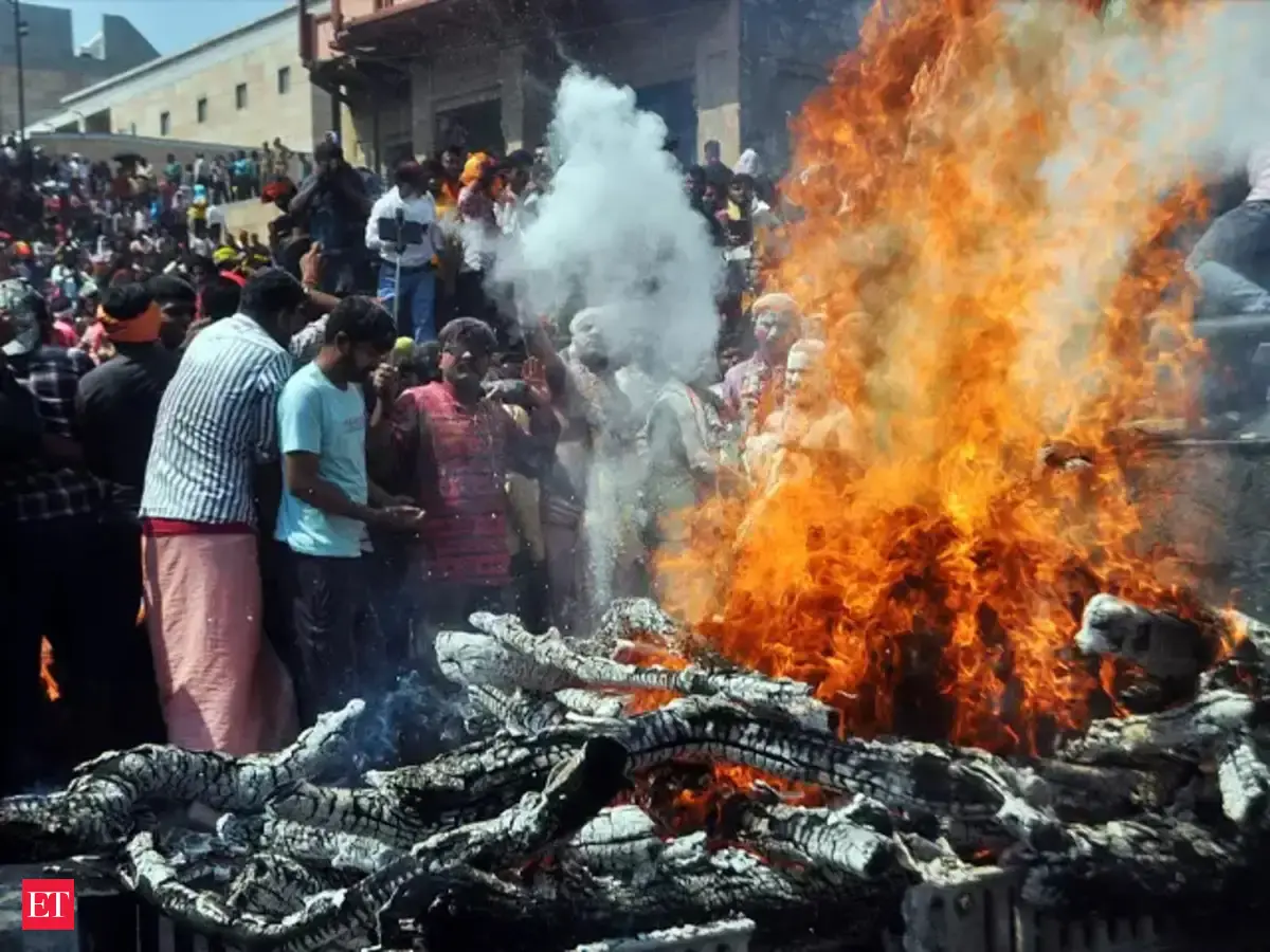 manikarnika ghat: UP: Varanasi celebrates Masan Holi with pyre ashes at ...