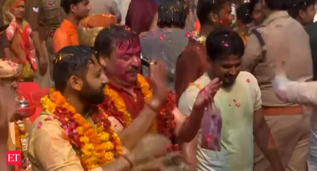 Uttar Pradesh: Devotees play Holi at Kashi Vishwanath Temple in Varanasi, watch!