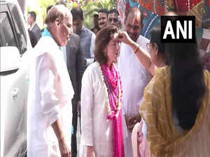 US Secretary of Commerce celebrates Holi at Rajnath Singh's residence