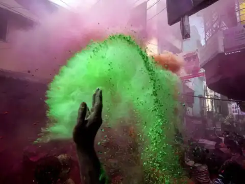 Government wishes on Holi