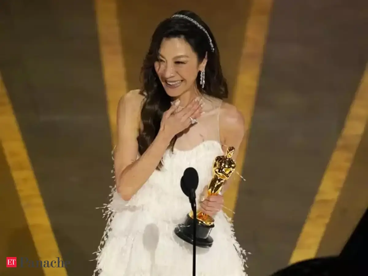 michelle-yeoh-oscars-2023-michelle-yeoh-becomes-first-asian-woman-to