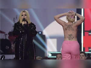 Avril Lavigne confronts topless protester at Juno Awards 2023 after finishing her speech