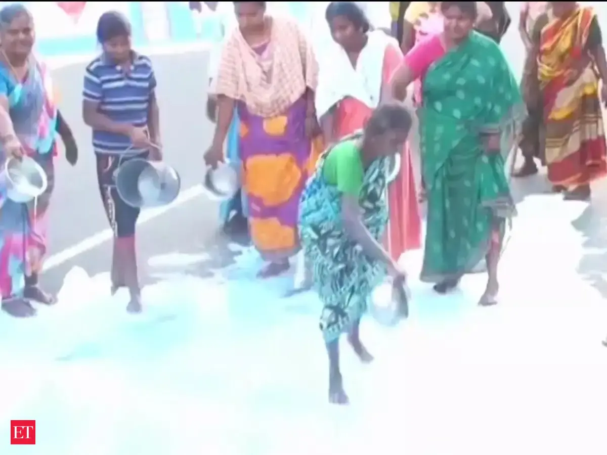madurai: Tamil Nadu: Dairy farmers stage protest in Madurai, pour milk ...