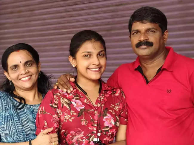 ​Arya Parvathi​ (C) with parents - Deepti Shankar​ (L) and Shankar MP​.