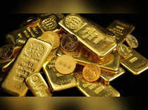 Gold prices struggle for momentum as dollar firms