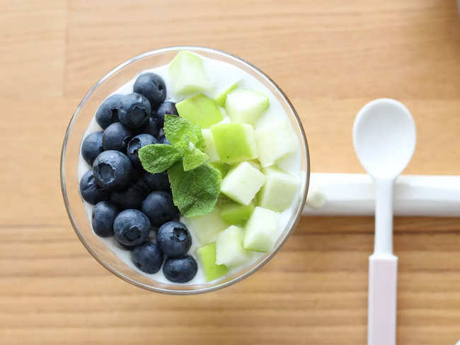 Cucumber-berries-yoghurt_iStock