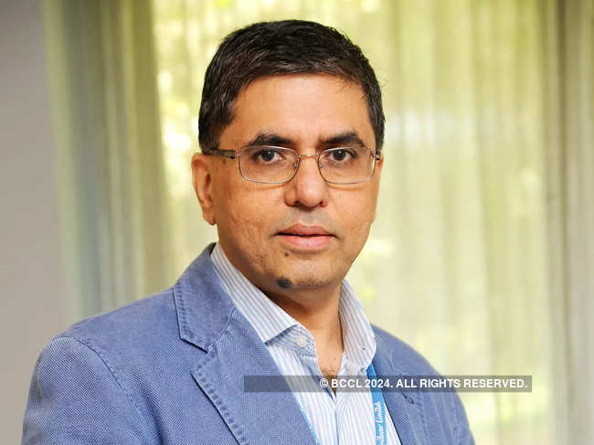Sanjiv Mehta said that decision-making is a combination of data and intuition.