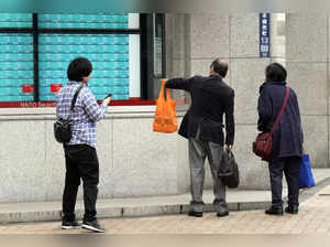 European markets mixed, Asian shares fall amid bank worries